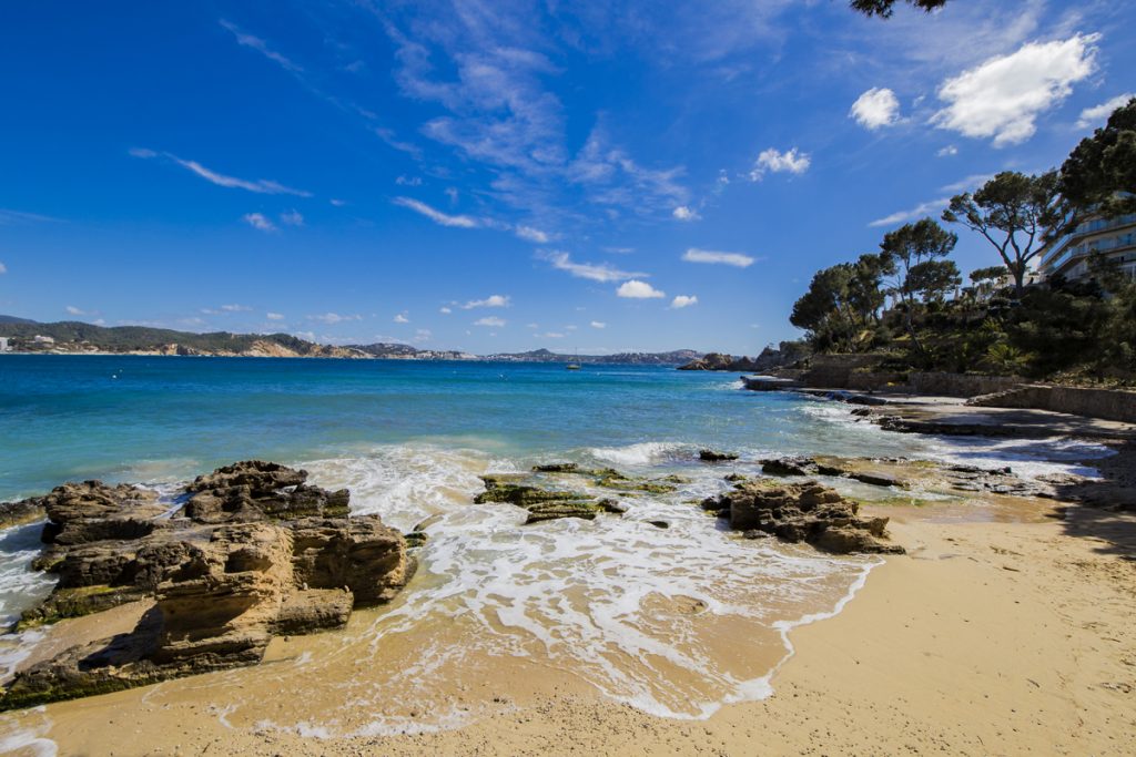 Cala Fornells - Strand mit fantastischen Blicken auf die Strände von Paguera und Santa Ponsa
