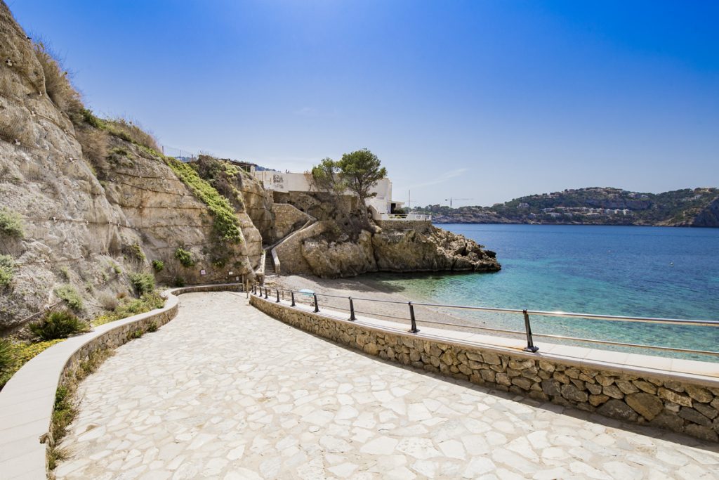 Kleine Strand Cala Fonoll in Port d'Andratx im Südwesten Mallorcas
