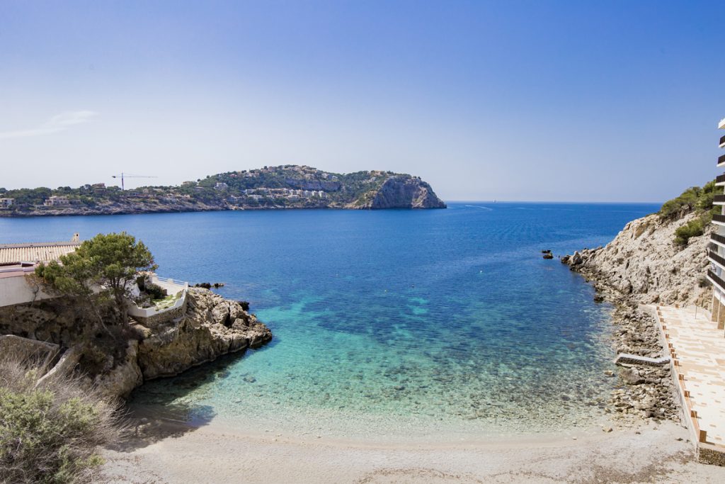 Kleine Strand Cala Fonoll in Port d'Andratx im Südwesten Mallorcas