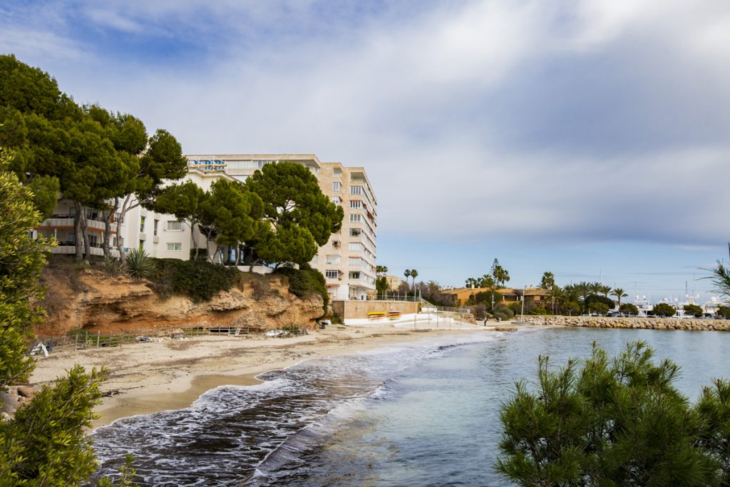 Playa Punta Portals mit einer bergigen Landschaft im Südwesten Mallorcas