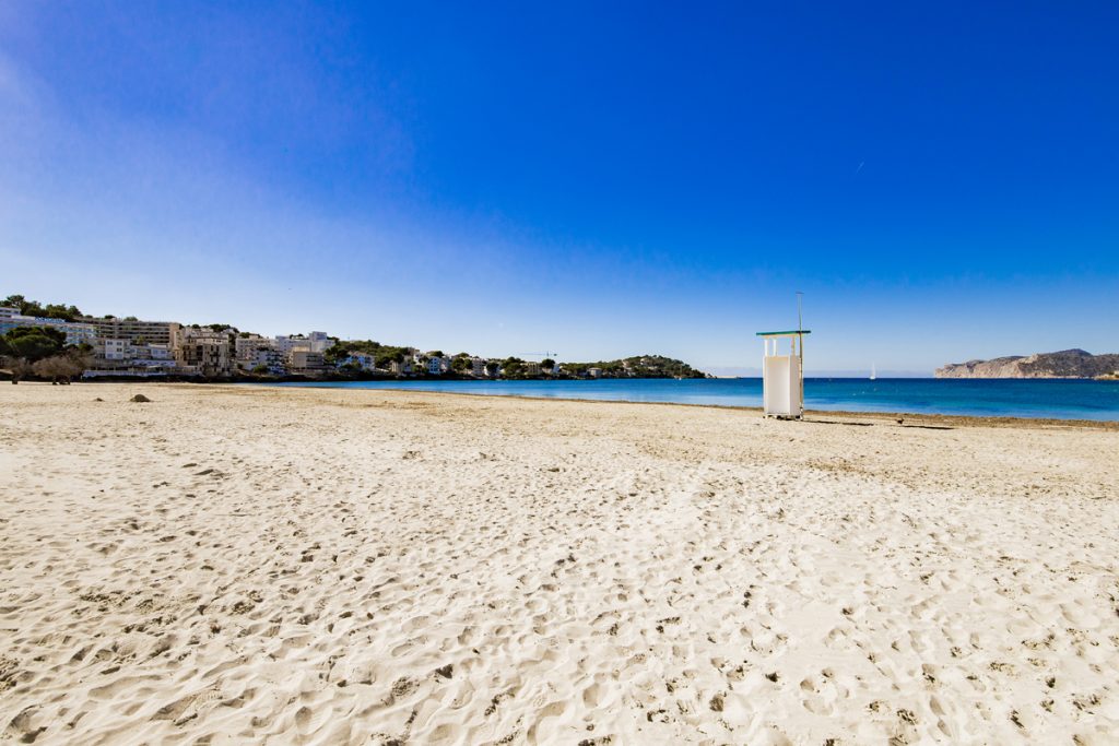 Playa de Santa Ponsa - Schöner Sandstrand im Zentrum der von Santa Ponsa