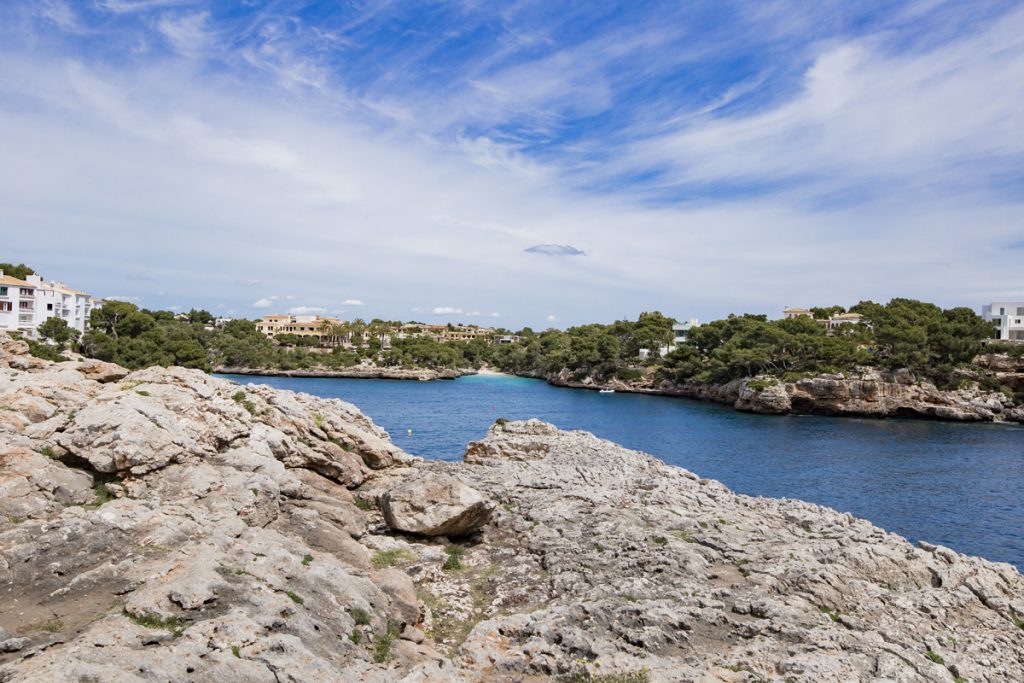 Strand Cala Esmeralda - Smaragdbucht mit kleinem Sandstrand im Südosten Mallorcas