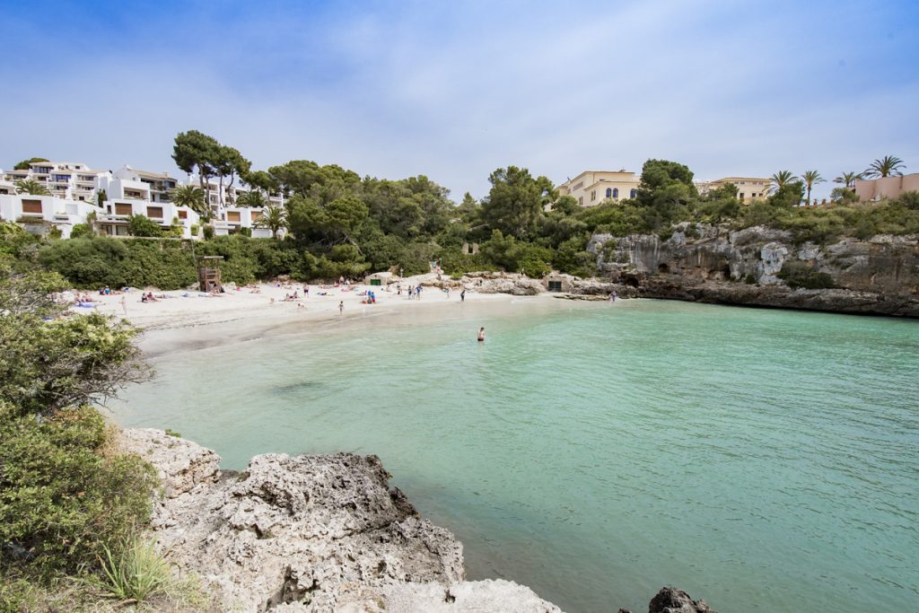 Strand Cala Ferrera - weißer Sandstrand in der Gemeinde Felanitx im Südosten Mallorcas