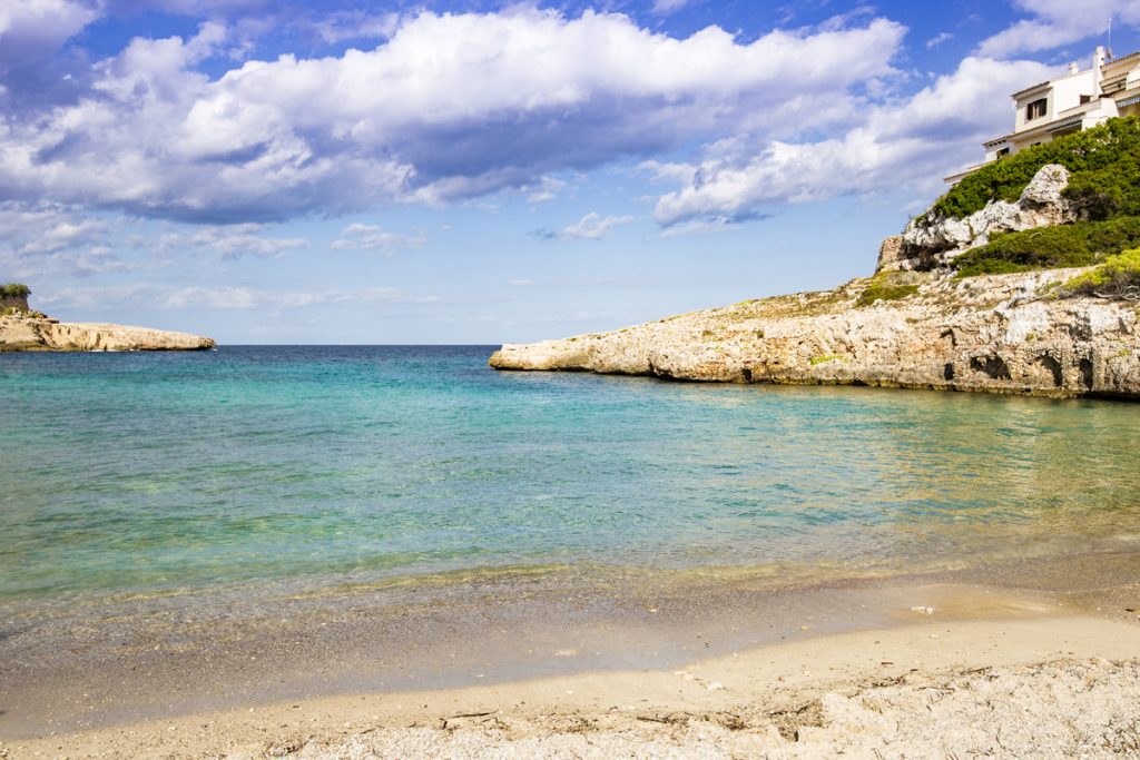 Strand Cala Murada - Ruhige malerische Badebucht mit felsiger Küstenlandschaft