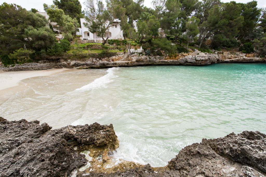 Strand Cala Serena - kleine Bucht mit winzigem Strand im Südosten Mallorcas