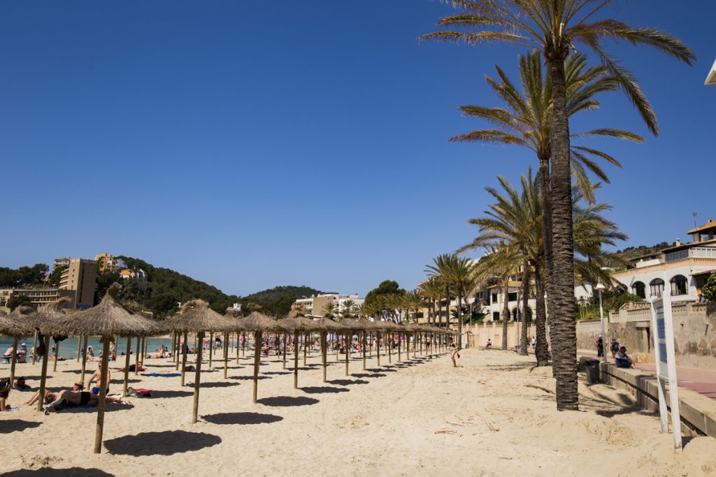 Strand Playa Palmira - Bucht im Südwesten Mallorcas Peguera