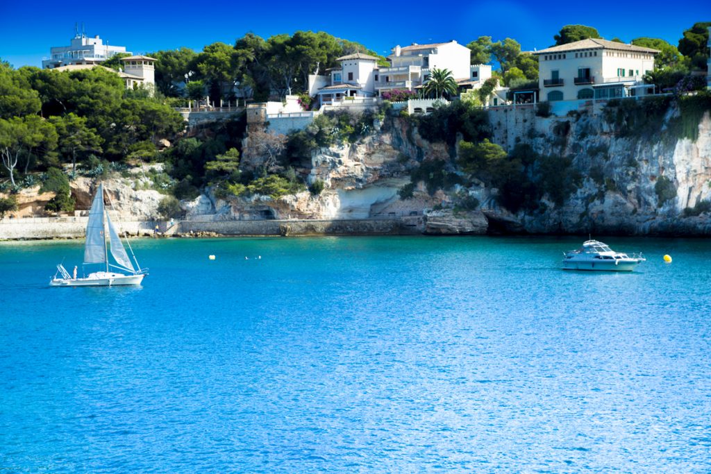 Strand Playa de Porto Cristo - von Klippen umgebene S-förmige Bucht im Osten Mallorcas