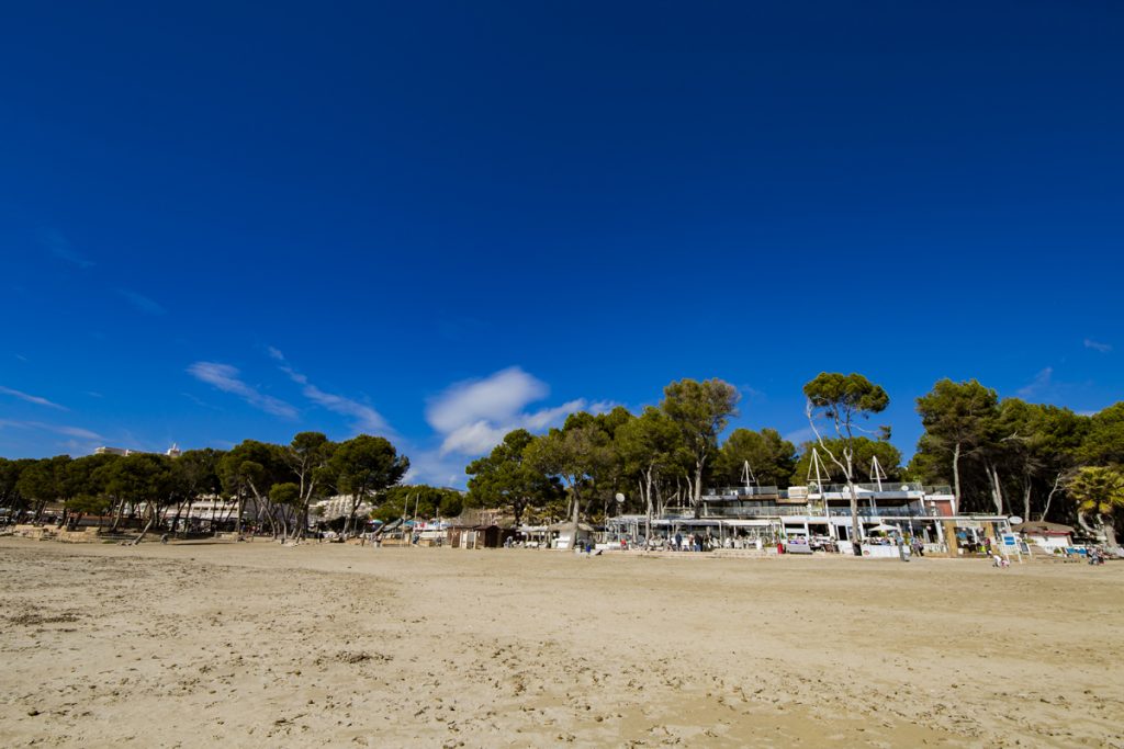 Strand Playa de Tora - Künstlich aufgeschütteter Strand in der Stadt Peguera