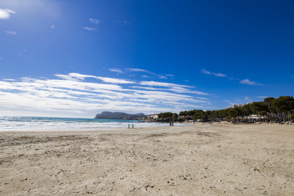 Strand Playa de Tora - Künstlich aufgeschütteter Strand in der Stadt Peguera