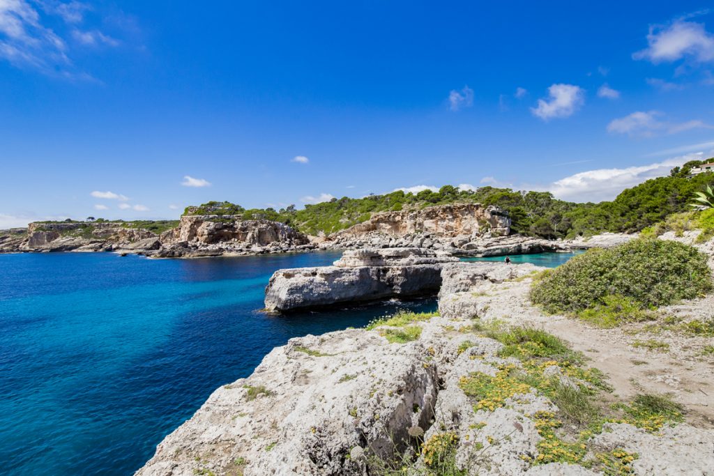 Strand S'Almunia - Kieselstrand in einer Bucht im Südosten Mallorcas