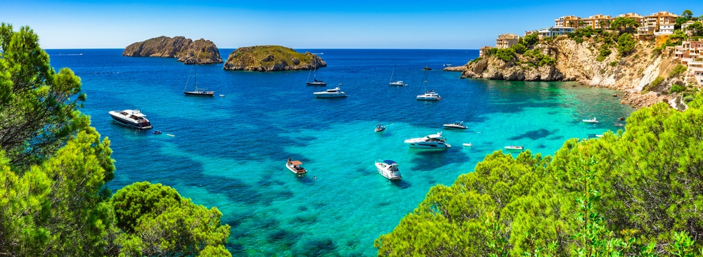 Schöne Meeresbucht mit Luxus Yachten an der Küste von Santa Ponsa, Mallorca Mittelmeer