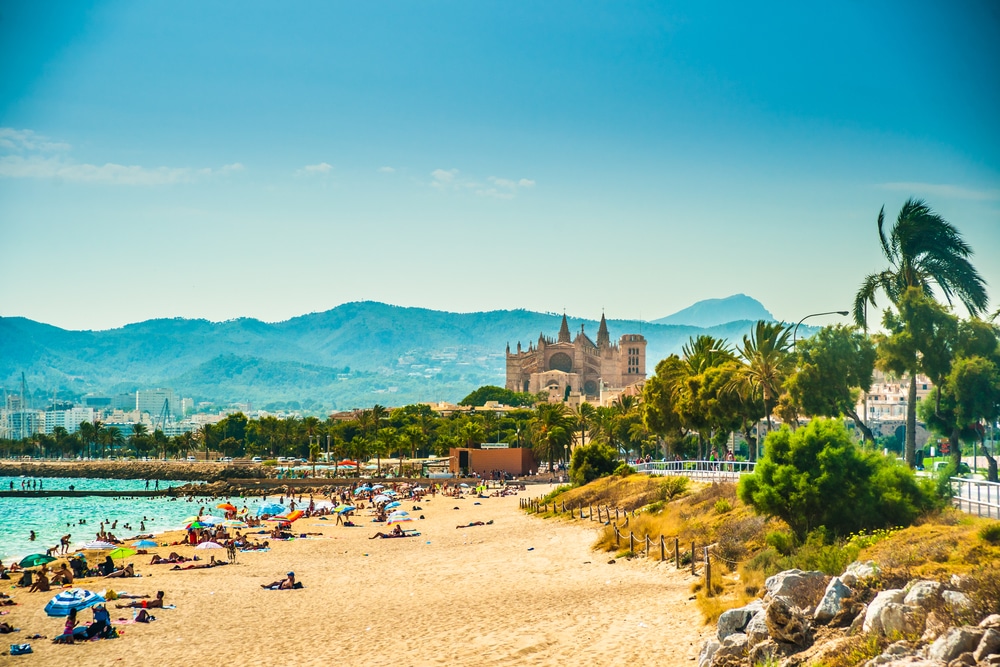 Die Stadt Palma de Mallorca verfügt über 15 überwachte und kontrollierte Badestrände, die sich östlich des Stadtkerns befinden. Diese Strände wurden als Balneario Nr. 1 bis 15 bezeichnet.