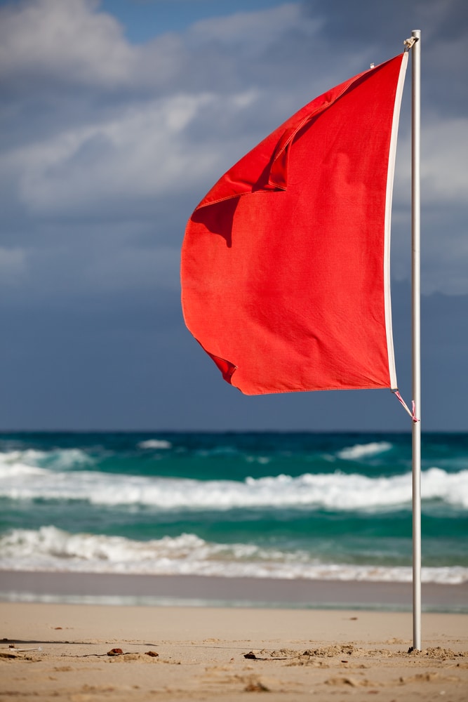 Die rote Flagge bedeutet Badeverbot; es besteht Lebensgefahr wegen Unterwasserströmungen