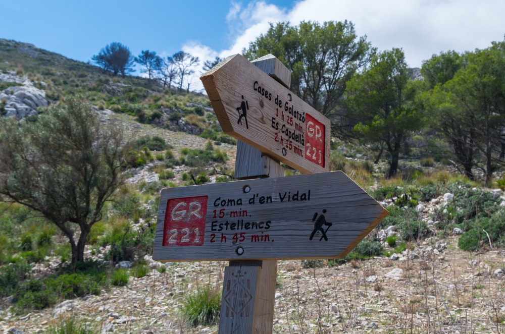 Wanderwegschilder auf Mallorca entlang der GR 221