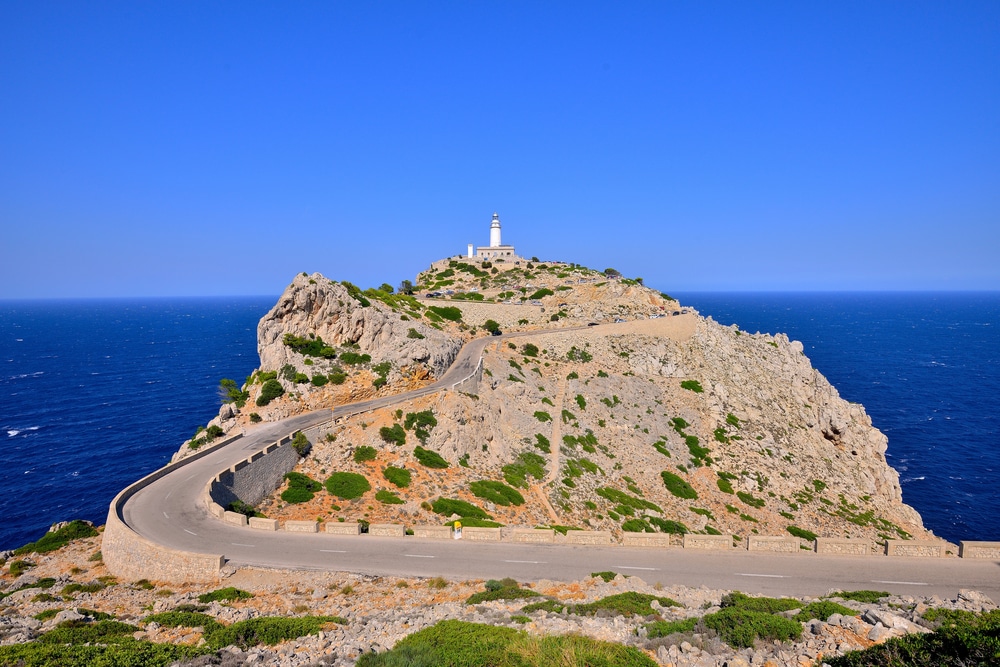 Ein beliebtes Ziel für einen Tagesausflug ist auch das Cap Formentor, mit dem Leuchtturm und dem schönen schmalen Sandstrand. 