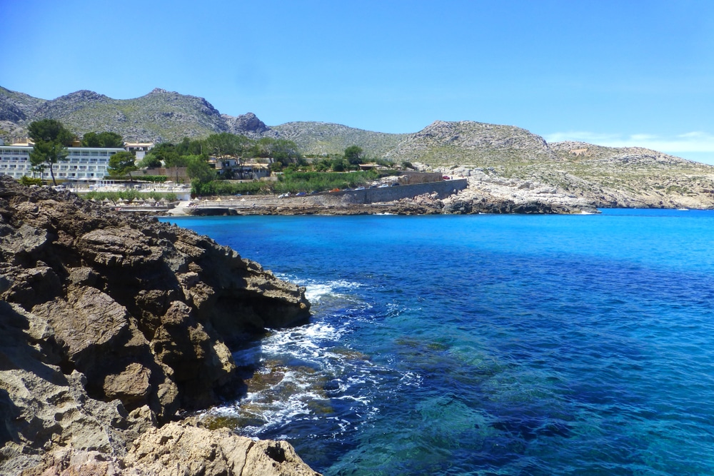 In der Bucht Cala Clara lässt es sich entlang der Felsen hervorragend Schnorcheln und Tauchen